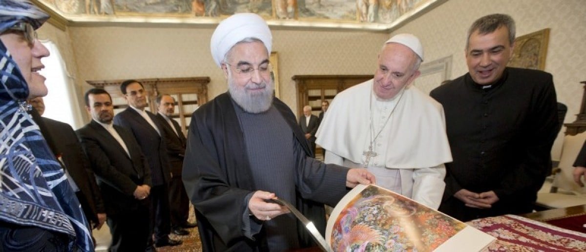 Iran President Hassan Rouhani (L) exchanges gifts with Pope Francis at the Vatican January 26, 2016.  REUTERS/Andrew Medichini/Pool