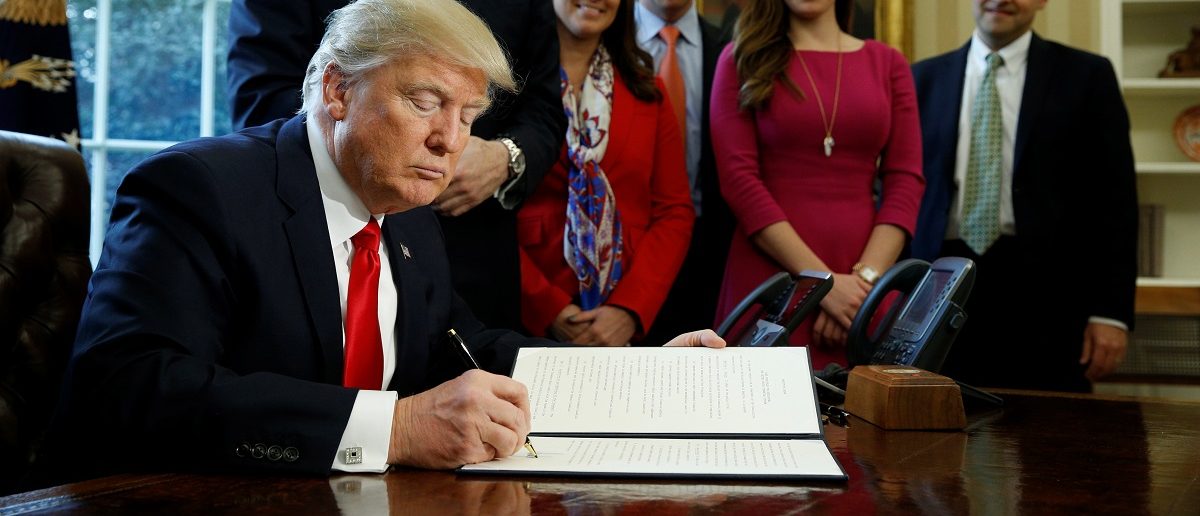 O presidente dos Estados Unidos, Donald Trump, assina um decreto executivo para reverter os regulamentos da lei Dodd-Frank de 2010 sobre a reforma de Wall Street na Casa Branca em Washington, 3 de fevereiro de 2017. REUTERS / Kevin Lamarque