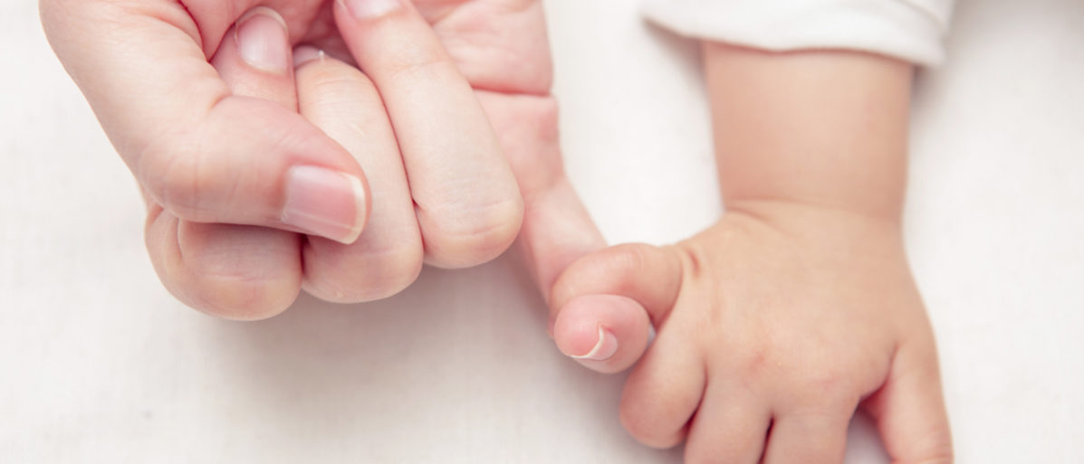 Uma mãe e um bebê prendem os dedos.  (Foto: Shutterstock / DONOT6_STUDIO)