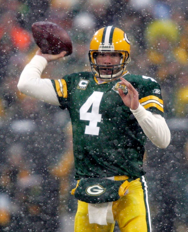 Green Bay Packers quarterback Brett Farve passes in the first quarter against Seattle Seahawks during their NFC Divisional NFL playoff football game in Green Bay, Wisconsin, January 12, 2008. REUTERS/Allen Fredrickson (UNITED STATES) - GM1DXAJBHXAA