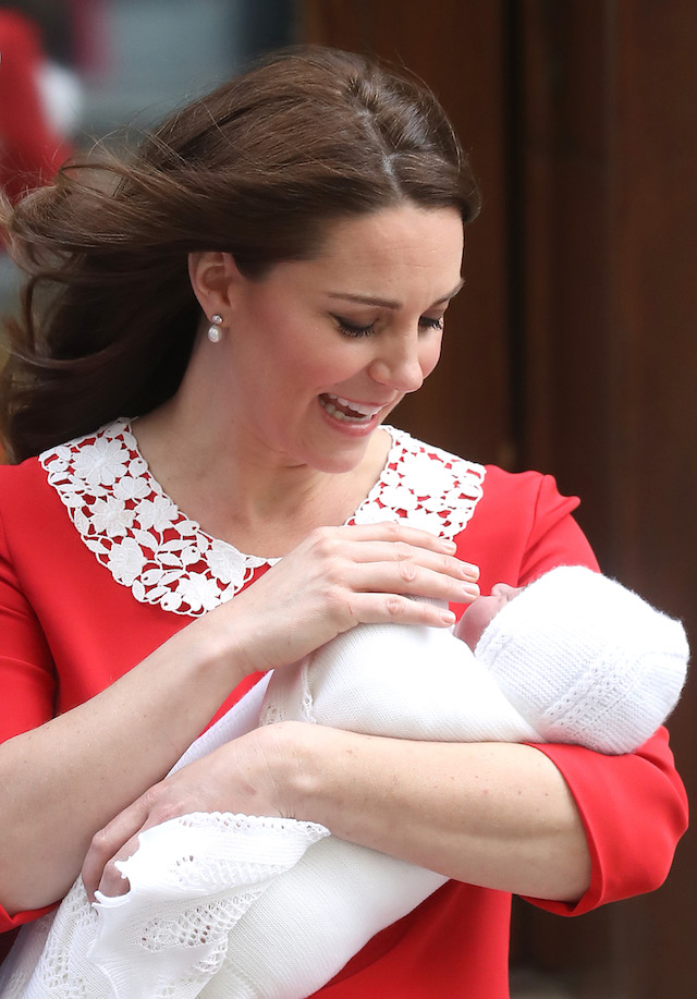 LONDON, ENGLAND - APRIL 23: Catherine, Duchess of Cambridge departs the Lindo Wing with her newborn son at St Mary's Hospital on April 23, 2018 in London, England. The Duchess safely delivered a boy at 11:01 am, weighing 8lbs 7oz, who will be fifth in line to the throne. (Photo by Chris Jackson/Getty Images)