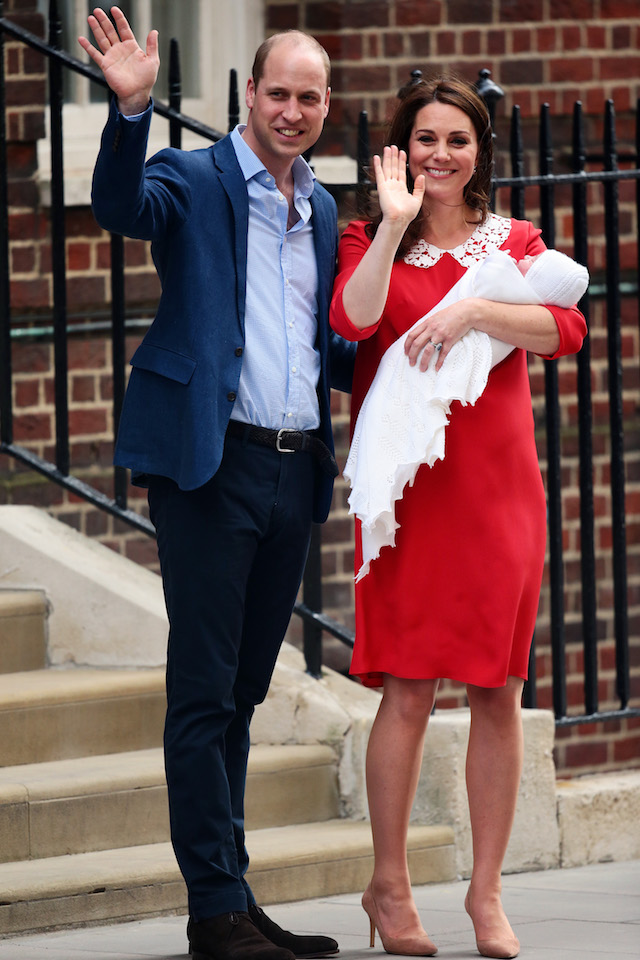 Prince William, Duke of Cambridge and Catherine, Duchess of Cambridge, pose for photographers with their newborn baby boy outside the Lindo Wing of St Mary's Hospital on April 23, 2018 in London, England. The Duke and Duchess of Cambridge's third child was born this morning at 11:01, weighing 8lbs 7oz.  (Photo by Jack Taylor/Getty Images)