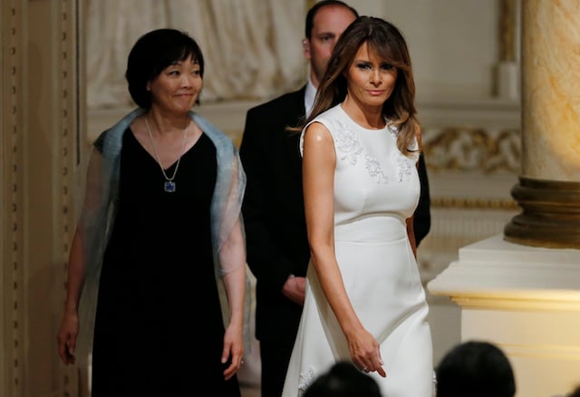 U.S. first lady Melania Trump and Akie Abe (L), wife of Japanese Prime Minister Shinzo Abe, arrive to attend a joint press conference held by U.S. President Donald Trump and Prime Minister Abe at Trump's Mar-a-Lago estate in Palm Beach, Florida, U.S., April 18, 2018. REUTERS/Joe Skipper - HP1EE4I1QKVS5