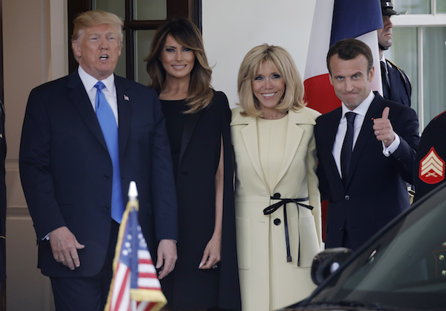 U.S. President Donald Trump and first lady Melania Trump welcome French President Emmanuel Macron and his wife Brigitte Macron as they arrive at the White House in Washington, U.S., April 23, 2018, REUTERS/Carlos Barria - HP1EE4N1NMHWJ