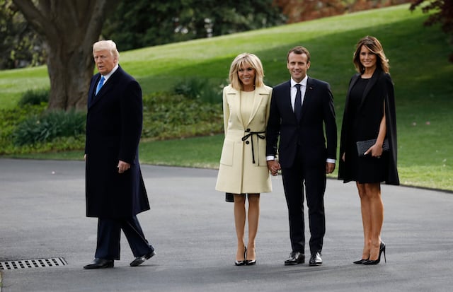 U.S. President Donald Trump leads the way as he and first lady Melania Trump (R) welcome French President Emmanuel Macron and his wife Brigitte Macron at the White House in Washington, U.S., April 23, 2018, REUTERS/Carlos Barria - HP1EE4N1O9XX1