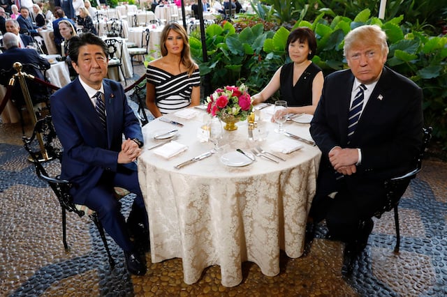 U.S. President Donald Trump (R) and first lady Melania Trump (2nd from L) sit down for dinner with Japan's Prime Minister Shinzo Abe and Abe's wife Akie at Trump's Mar-a-Lago estate in Palm Beach, Florida, U.S., April 17, 2018. REUTERS/Kevin Lamarque - HP1EE4H1TCYQV