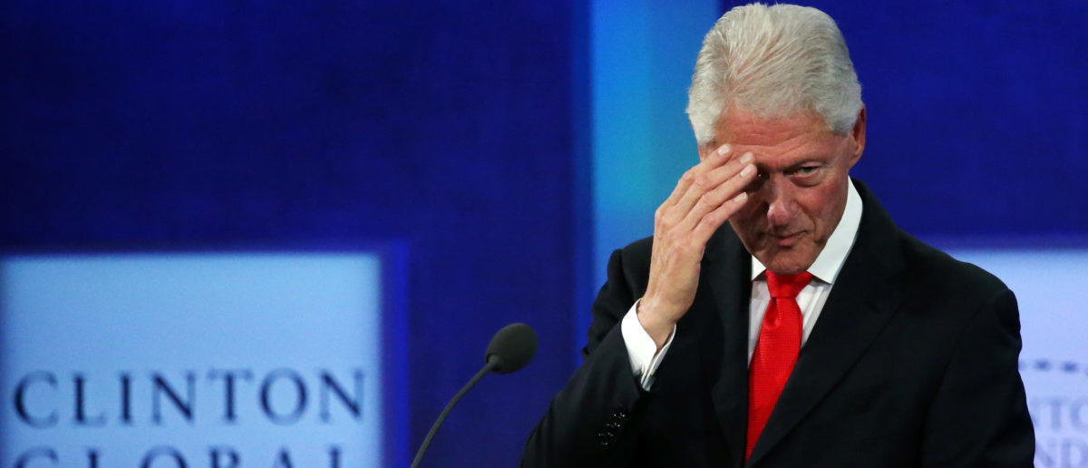 Former U.S. President Bill Clinton salutes the audience after the closing of the Clinton Global Initiative 2016 (CGI) in New York, U.S., September 21, 2016.  REUTERS/Shannon Stapleton - S1BEUCQUDHAB
