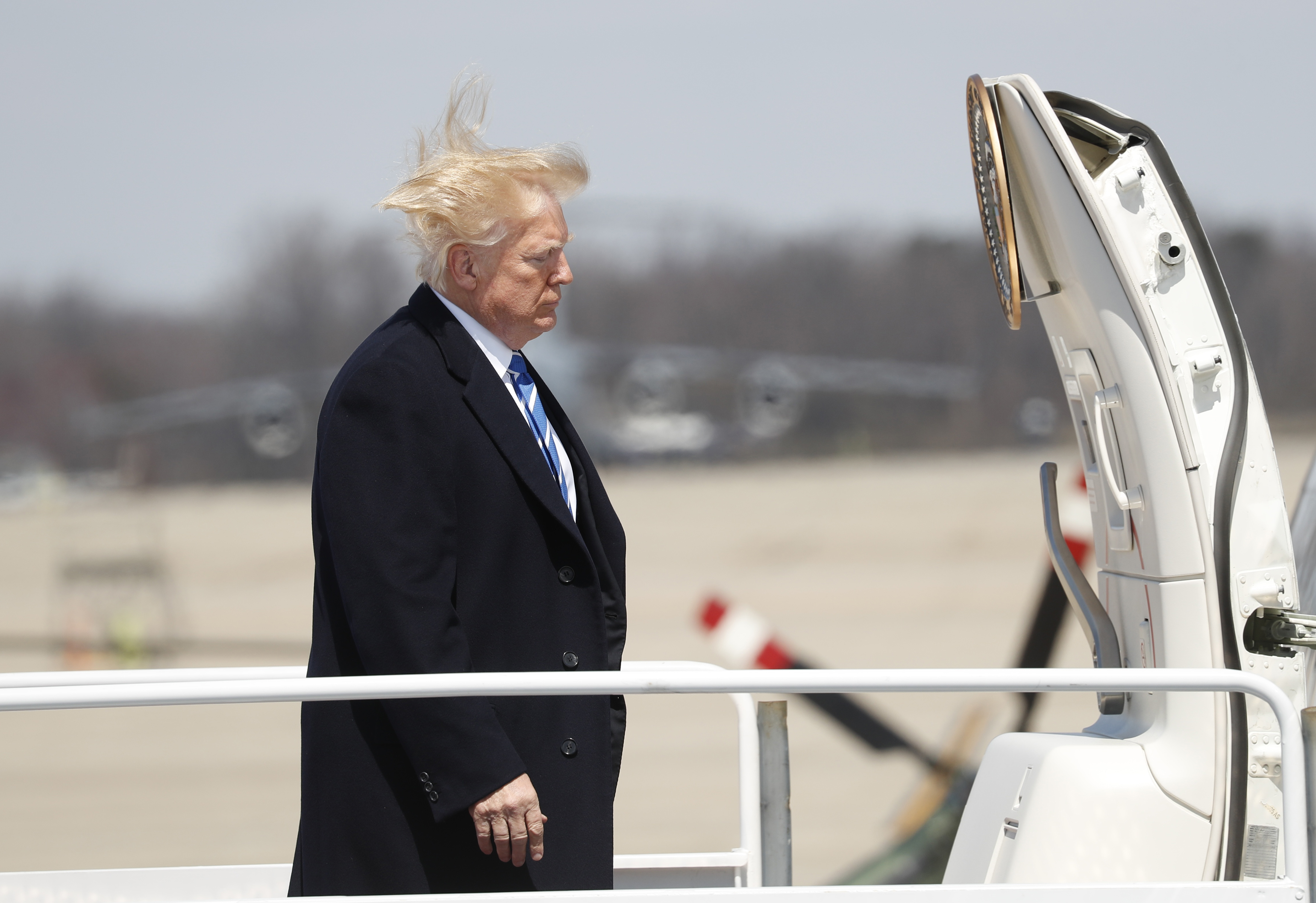 U.S. President Donald Trump boards Air Force One before departing Joint Base Andrews, Maryland en route West Virginia, U.S., April 5, 2018. (REUTERS/Kevin Lamarque)