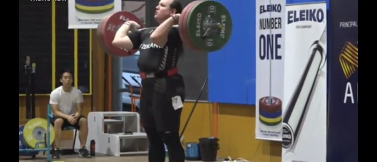 Stroj za primanje ponovno globalno weight lifting transgender female