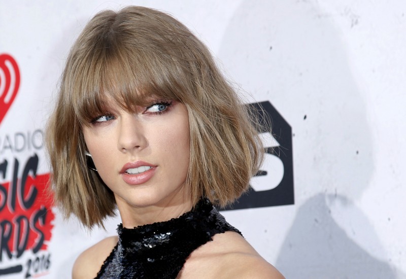 More Jaw-Dropping Pics Surface Of Taylor Swift’s Vogue Spread [PHOTOS ...