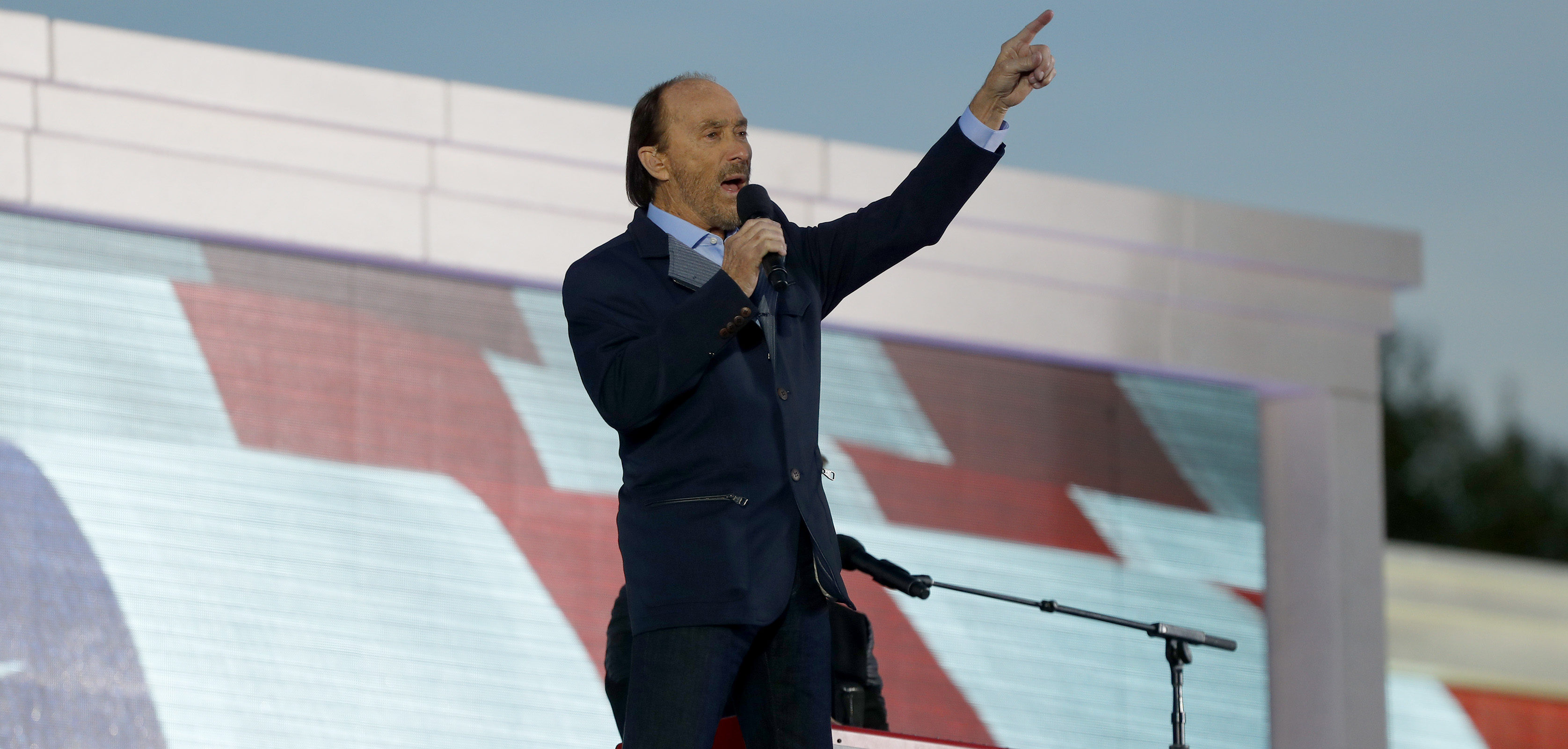 WASHINGTON, DC - JANUARY 19: Singer Lee Greenwood performs during the inauguration concert at the Lincoln Memorial January 19, 2017 in Washington, DC. Hundreds of thousands of people are expected tomorrow for Trump's inauguration as the 45th president of the United States. (Photo by Aaron P. Bernstein/Getty Images)