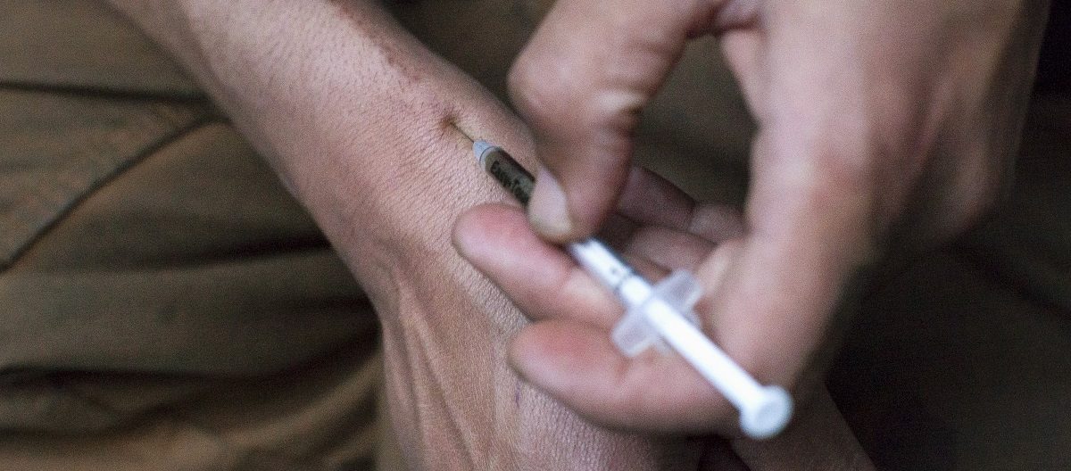 A man injects himself with heroin using a needle obtained from the People's Harm Reduction Alliance, the nation's largest needle-exchange program, in Seattle, Washington April 30, 2015. The People's Harm Reduction Alliance launched its free meth pipe program, which is pioneering but illegal, in March after learning from its own survey that 80 percent of area meth users would be less likely to inject drugs if given access to pipes. The theory behind the Alliance's handout program is that giving meth pipes to drug users may steer some away from needles, which are far riskier than smoking, especially if the user is sharing with another person infected with HIV or hepatitis C. There is little scientific evidence to support that claim, but the Alliance, a privately funded needle-swap group run by drug users, said it has distributed more than 1,000 pipes in Seattle in a matter of weeks and could expand to other cities in Washington state and Oregon. Opponents say giving away meth pipes discourages quitting while wasting resources on an untested scheme that will not solve a city-wide health problem. Picture taken April 30, 2015. REUTERS/David Ryder