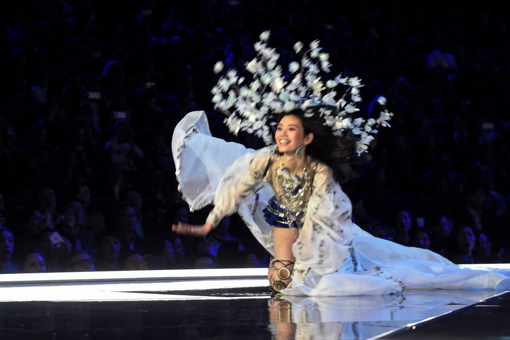 WATCH Victoria’s Secret Model Falls On The Runway Of The Fashion Show