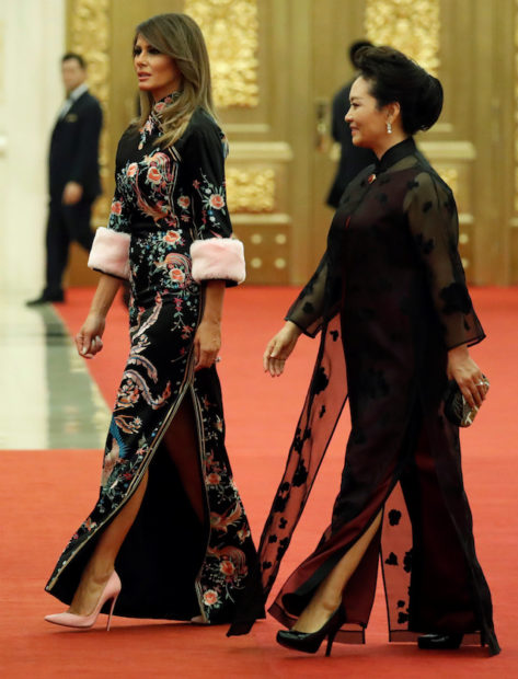 U.S. first lady Melania Trump and Peng Liyuan, wife of China's President Xi Jinping, arrive at a state dinner in honor of U.S. President Donald Trump at the Great Hall of the People in Beijing, China November 9, 2017. REUTERS/Jonathan Ernst - RC1391C167B0