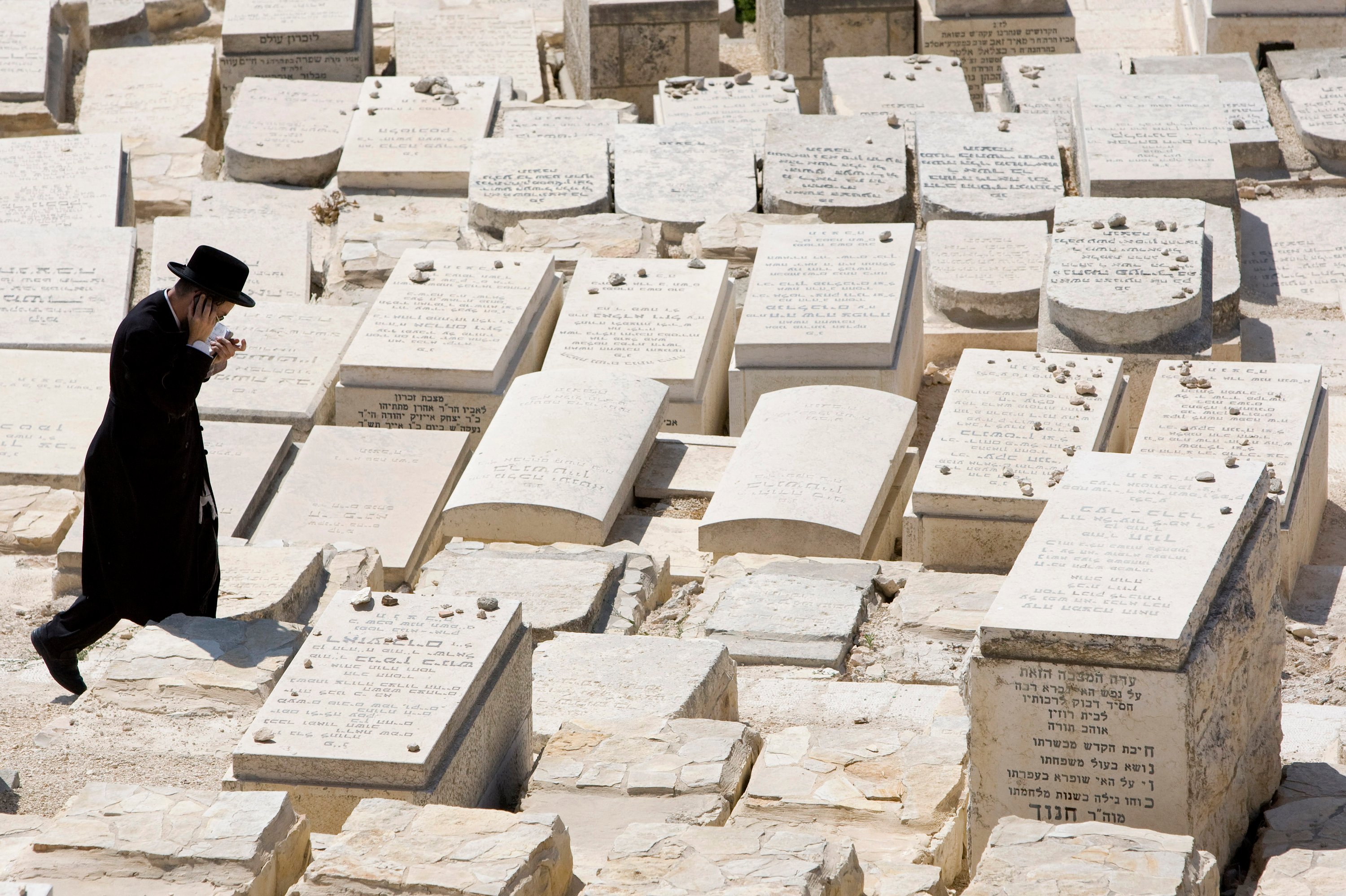 Захоронение в стене в Израиле