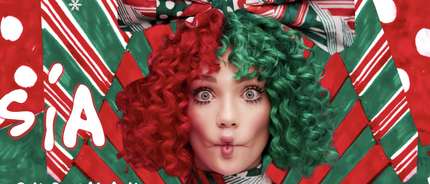 Sia christmas. Everyday is Christmas сиа. Sia красно зеленые. Sia: Santa&#39;s coming for us. Sia зелёно-красные волосы.