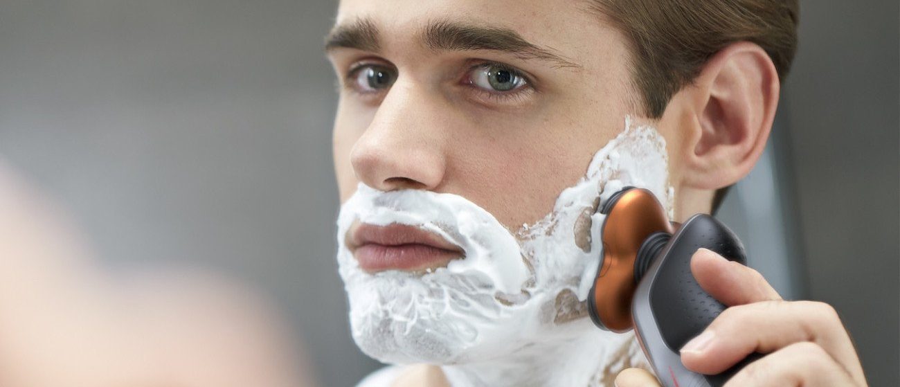 Как побрить бороду лежачему больному
