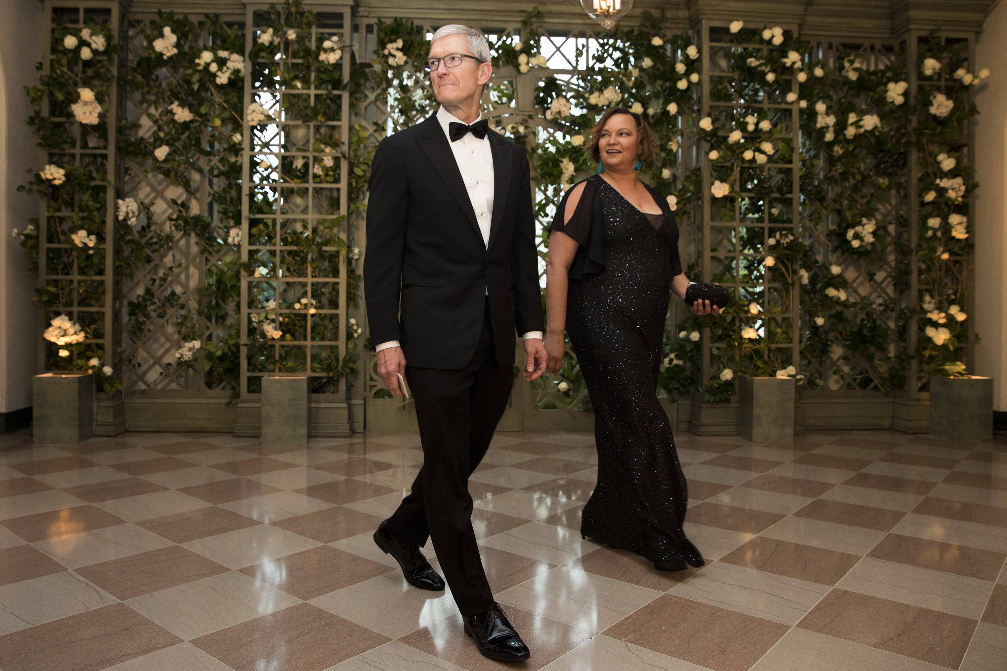 WASHINGTON, DC - APRIL 24: Apple CEO Tim Cook and Lisa Jackson arrive at the White House for a state dinner April 24, 2018 in Washington, DC. (Photo by Aaron P. Bernstein/Getty Images)