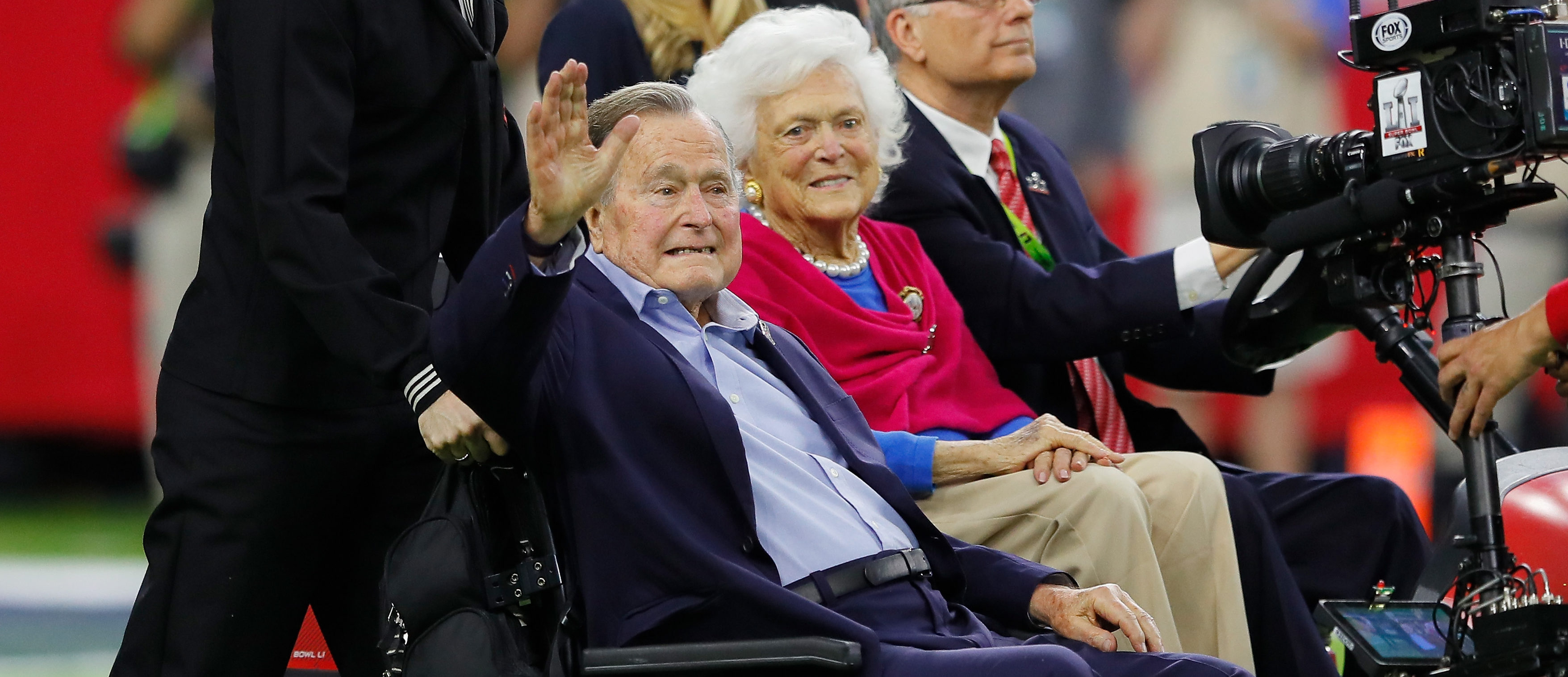 Жена джорджа буша старшего. Джордж Буш старший. Джордж Буш старший болезнь Паркинсона. Джордж Буш старший с женой. Жена Буша старшего.