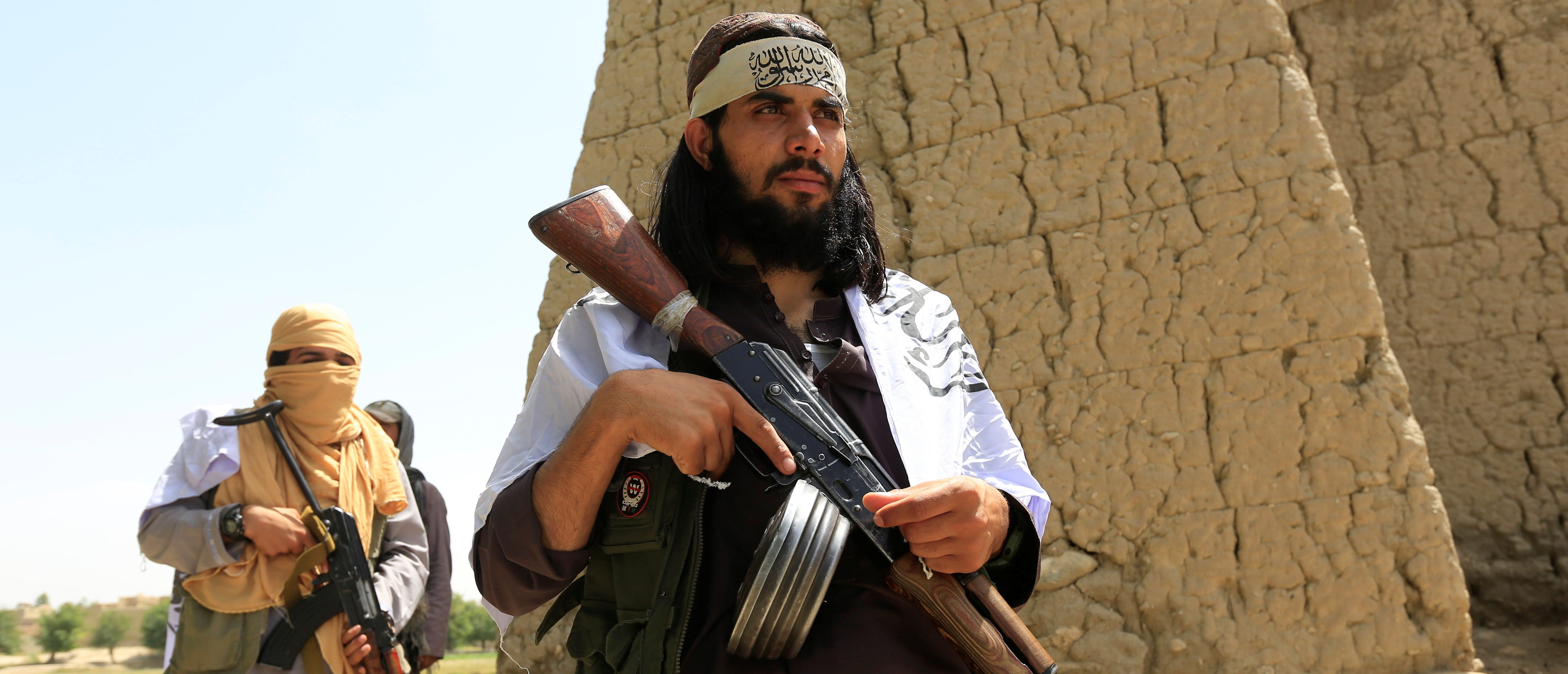 Taliban walk as they celebrate ceasefire in Ghanikhel district of Nangarhar province, Afghanistan June 16, 2018.REUTERS/Parwiz - RC16C7953D20