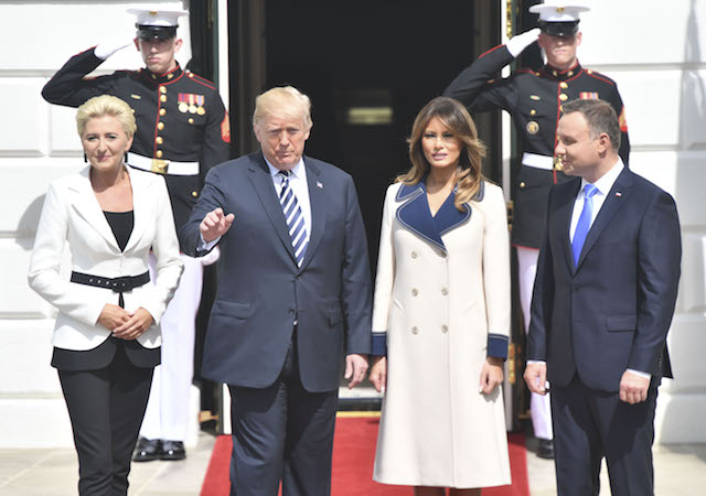 US President Donald Trump and First Lady Melania Trump welcome Polish President Andrzej Duda(R) and his wife Agata Kornhauser-Duda(L) upon arrival to the White House on September 18, 2018 in Washington,DC. (Photo credit: NICHOLAS KAMM/AFP/Getty Images)