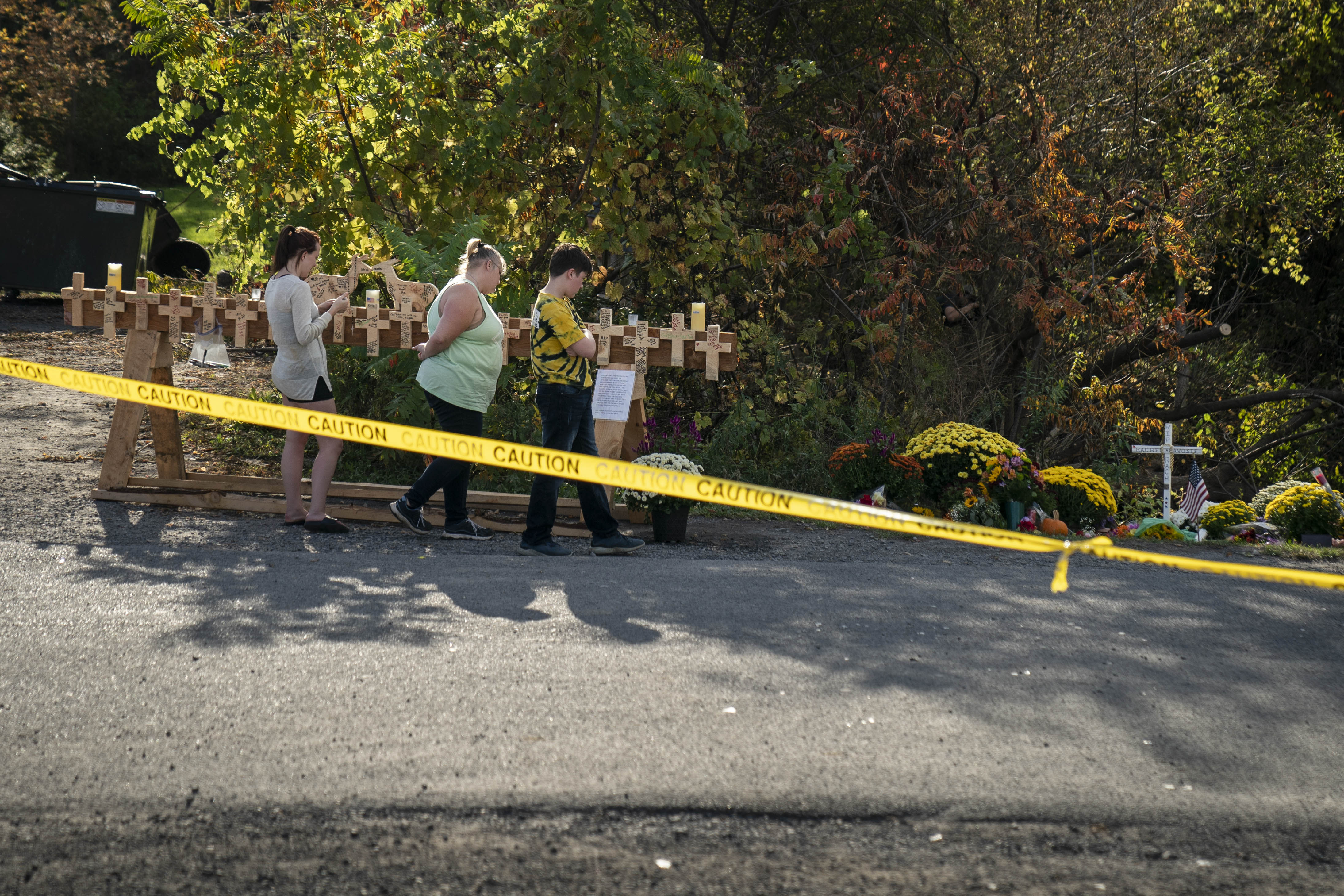 Mourners visit the site of a fatal limousine crash that killed 20 people near the intersection of Route 30 South and Route 30A, October 10, 2018 in Schoharie, New York. Photo by Drew Angerer/Getty Images