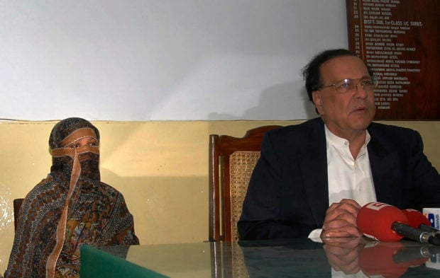 Asia Bibi, a Pakistani Christian woman who has been sentenced to death for blasphemy, sits next to Governor of the Punjab Province Salman Taseer as he talks to media after visiting her inside the central jail in Sheikhupura, located in Pakistan's Punjab Province November 20, 2010. Bibi, 36, who was handed down the death sentence by a court in Nankana district in central Punjab earlier this month, appealed President Asif Ali Zardari on Saturday to pardon her, saying she was wrongly implicated in the case. REUTERS/Asad Karim