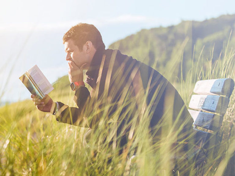 Natural reading. Человек читает книгу. Фото размышления о жизни.