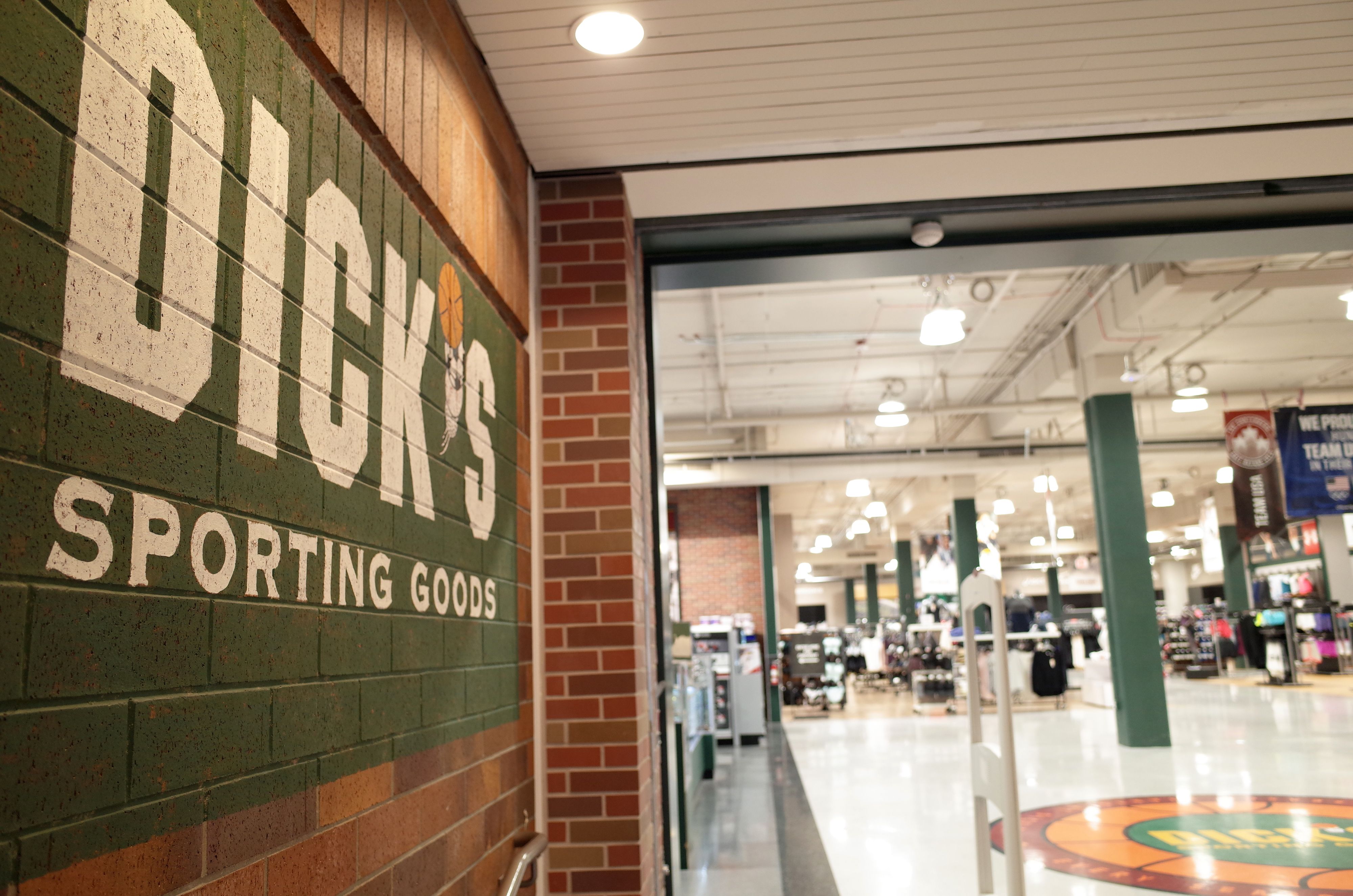 Dick's, one of the nation's largest sports retailers, said February 28 that it was immediately ending sales of all assault-style rifles in its stores. The retailer also said that it would no longer sell high-capacity magazines and that it would not sell any gun to anyone under 21 years of age, regardless of local laws. / AFP PHOTO / Robyn Beck 