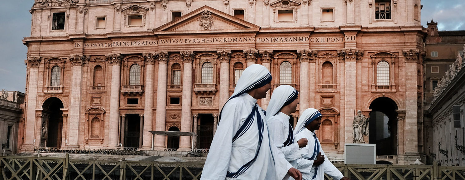 A group of nuns walk through St. Peter's Square at dawn on September 03, 2018 in Vatican City, Vatican. (Photo by Spencer Platt/Getty Images)