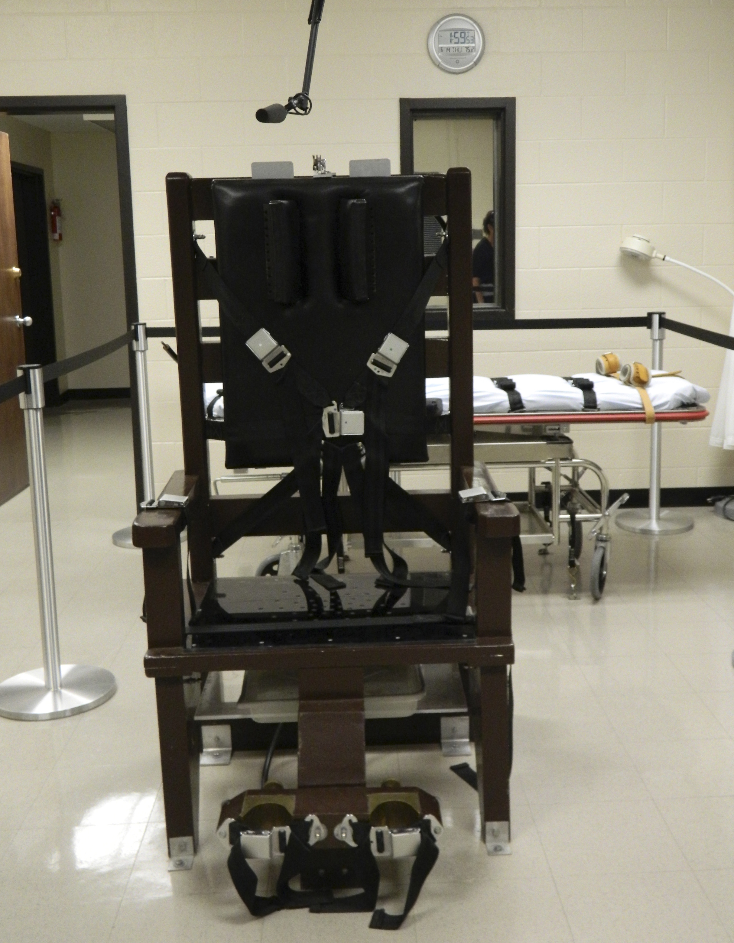 An electric chair, nicknamed "Old Sparky", is seen at the Riverbend Maximum Security Institution in this undated handout photo provided by Tennessee's Department of Correction in Nashville. REUTERS/Tennessee Department of Correction/Handout via Reuters 