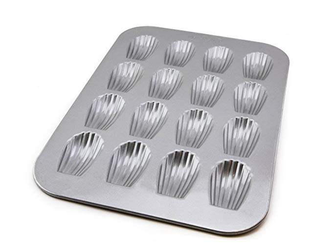 Normally $23, this baking pan is 39 percent off today (Photo via Amazon)