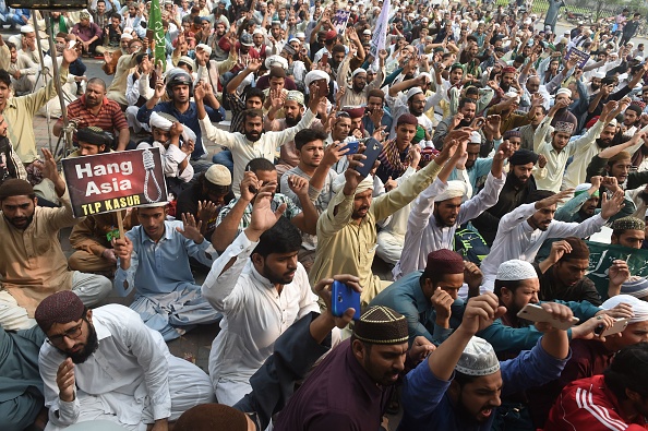 TOPSHOT - Supporters of Tehreek-e-Labaik Pakistan (TLP), a hardline religious political party chant slogans during a protest against the court decision to overturn the conviction of Christian woman Asia Bibi in Lahore on October 31, 2018. (Photo by ARIF ALI / AFP)