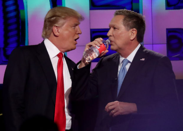 Republican U.S. presidential candidate Donald Trump (L) talks with rival John Kasich during a commercial break in the midst of the Republican U.S. presidential candidates debate sponsored by CNN at the University of Miami in Miami, Florida March 10, 2016. REUTERS/Carlo Allegri