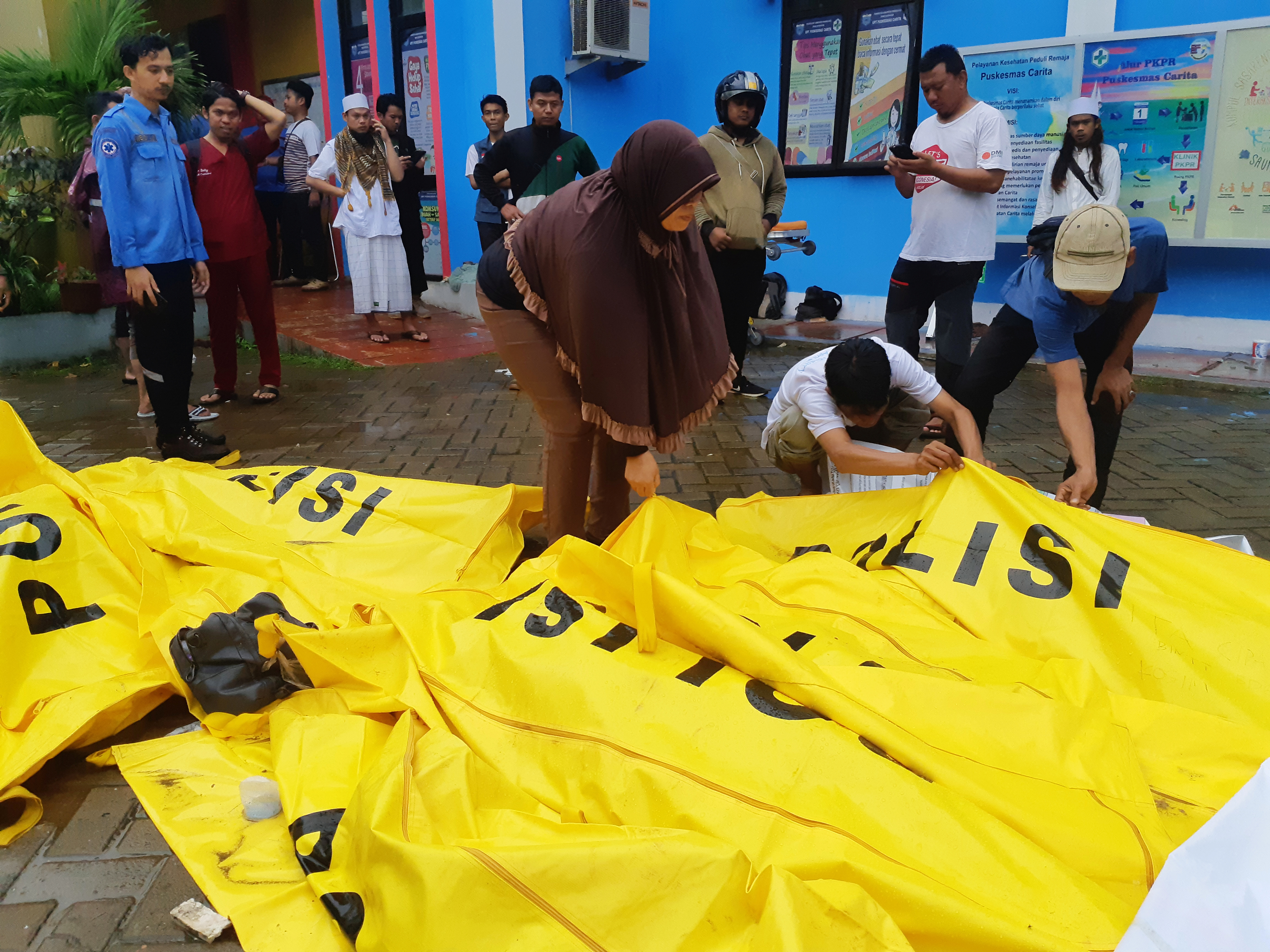 Residents inspect body bags as they search for family members outside a local health center following a tsunami at Panimbang district in Pandeglang, Banten province, Indonesia, December 23, 2018. REUTERS/Adi Kurniawan