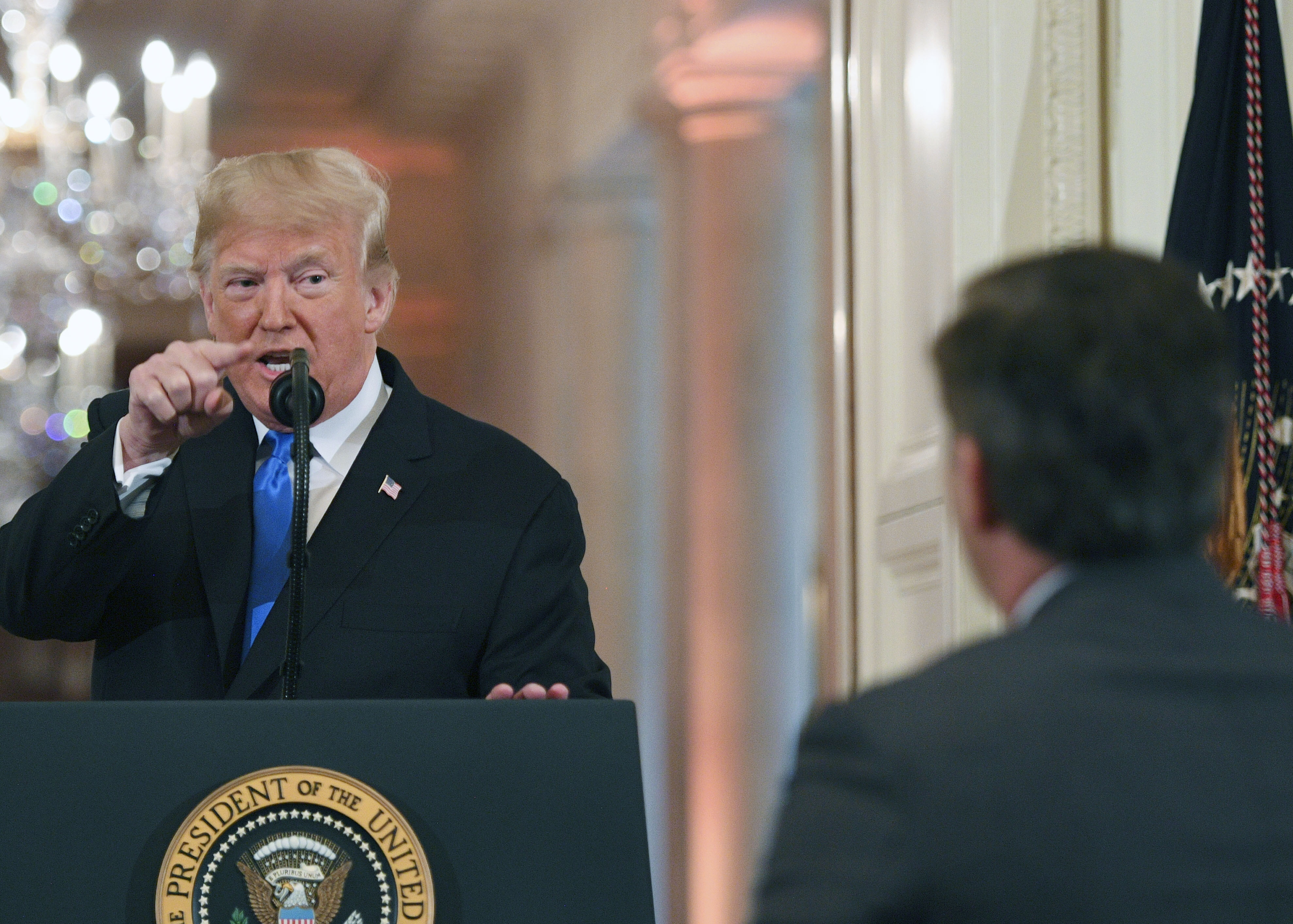 TOPSHOT - Le président des États-Unis, Donald Trump, pointe le journaliste Jim Acosta de CNN lors d'une conférence de presse post-électorale dans la salle Est de la Maison Blanche à Washington, le 7 novembre 2018. (Photo de JIM WATSON / AFP / Getty Images)