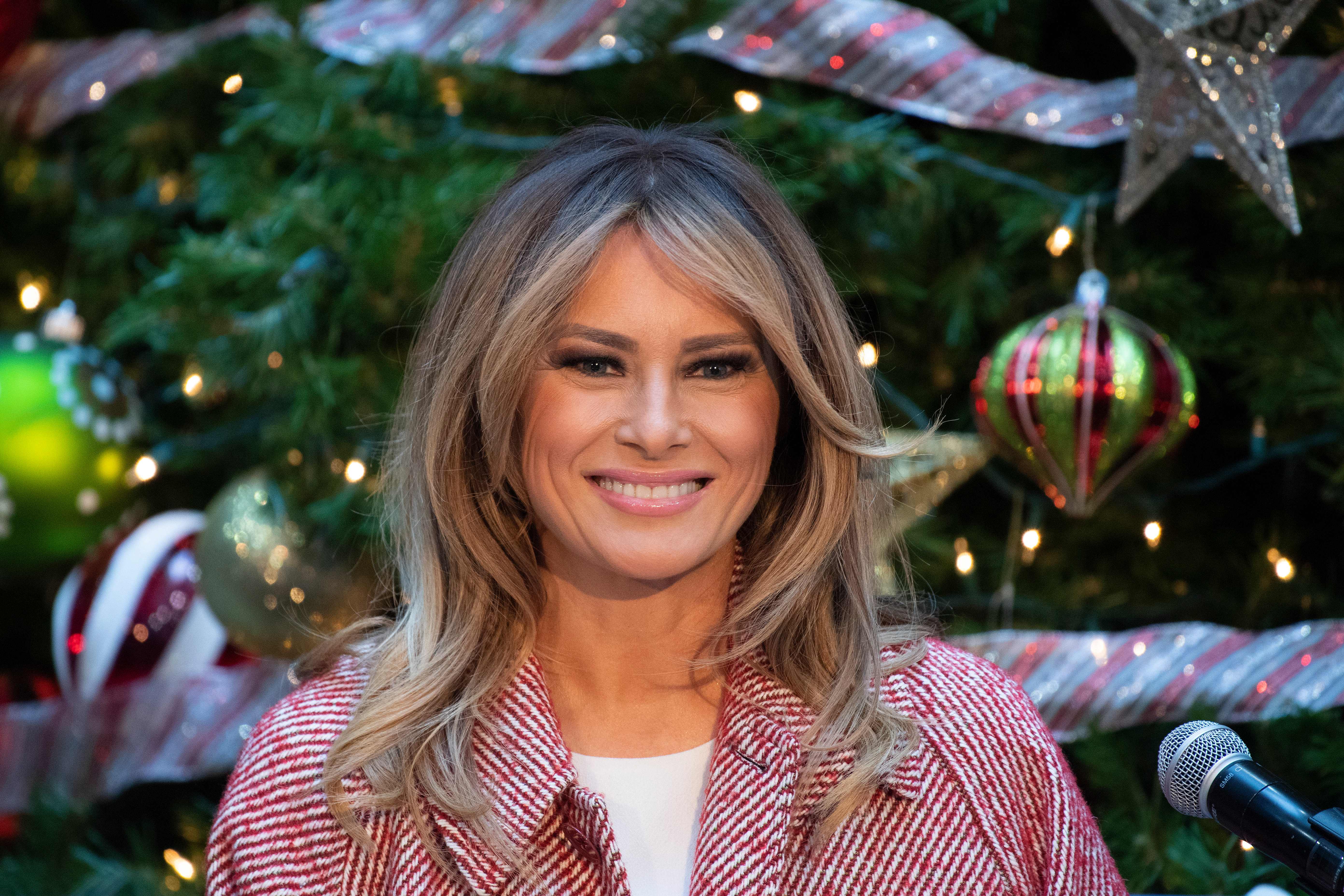 US First Lady Melania Trump reads the book "Oliver the Ornament" as she visits children at Children's National Hospital in Washington, DC, on December 13, 2018. (Photo by JIM WATSON/AFP/Getty Images)