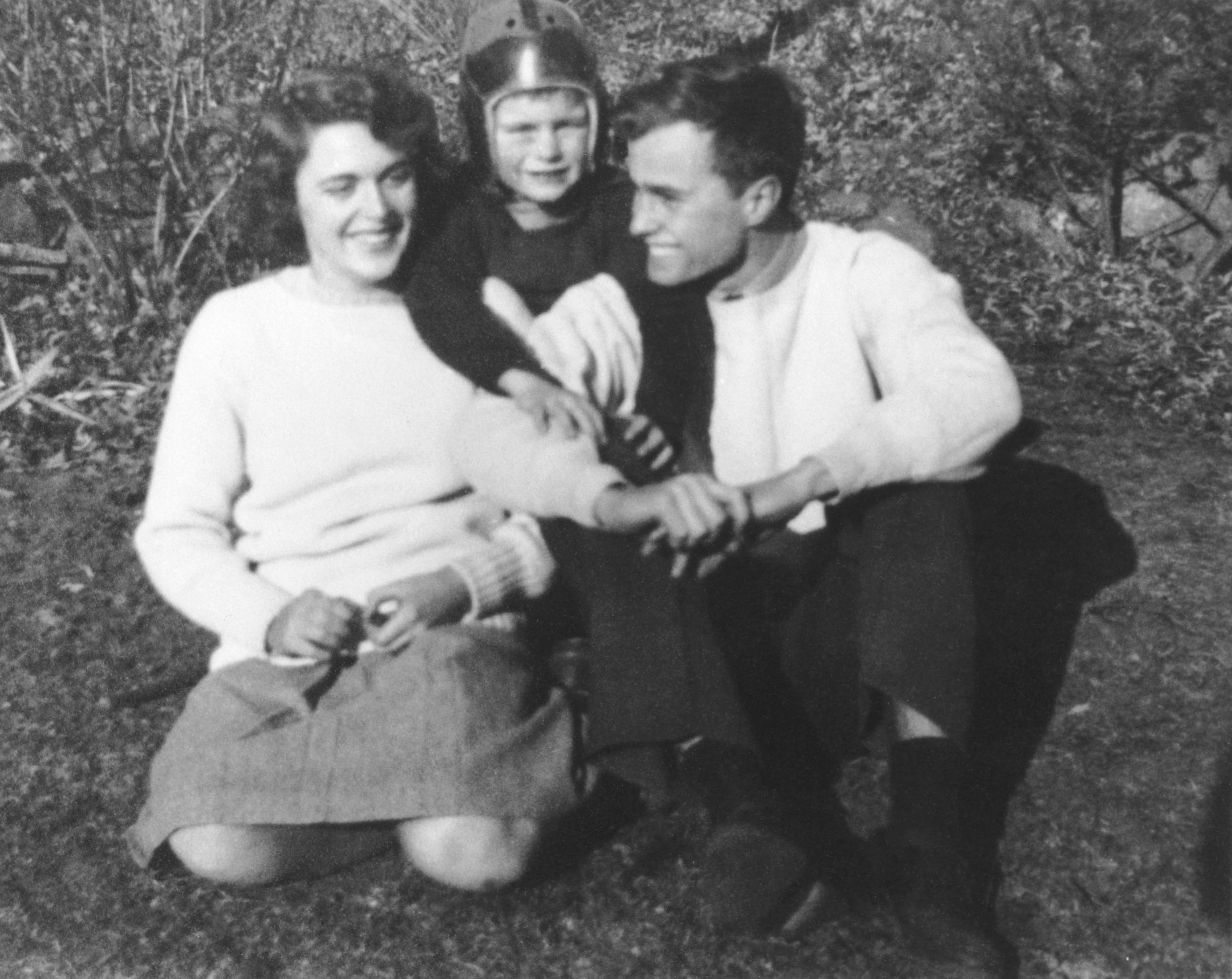 George Herbert Walker Bush (R) poses with his wife Barbara and his brother Bucky in the 1940's. Born 12 June 1924 in Milton, Massachussetts, George Bush Yale graduated with a degree in Economics in 1948, made a fortune drilling oil before entering politics in 1964. US Congressman from Texas (1966-1970), ambassador to the United nations (1971-1974), Special Envoy to China (1974-1975), Republican National Chairman (1975-1976), Central Intelligence Agency (CIA) director (1976-1977), vice president of the US (1981-1959) George Bush is eventually elected president of the US 08 November 1988 against Democratic nominee Michael Dukakis. AFP PHOTO/WHITE HOUSE 