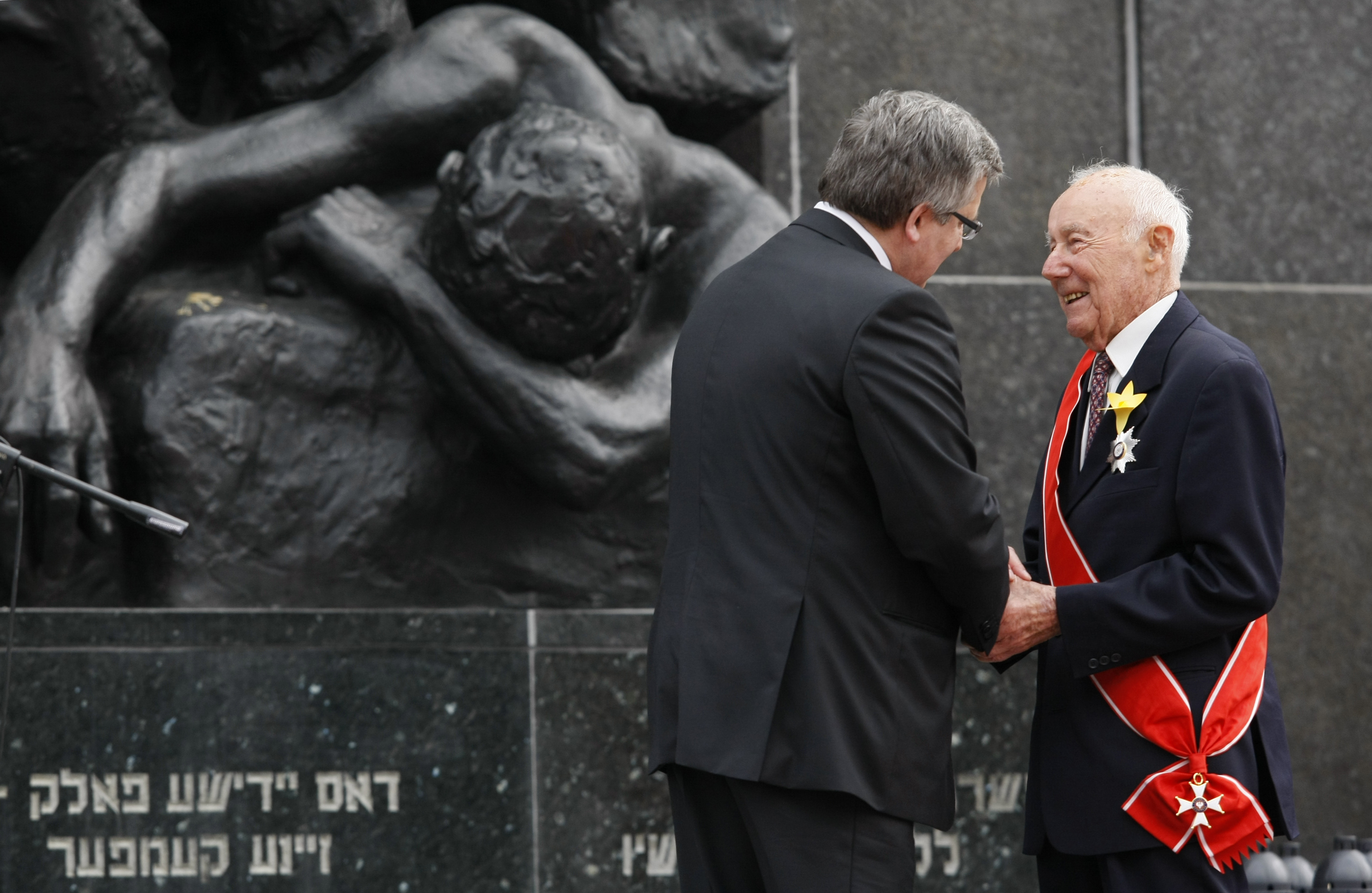 Poland's President Bronislaw Komorowski decorates Simcha Rotem, one of the last living Warsaw Ghetto insurgents, with the Grand Cross of the Order of the Rebirth of Poland during a ceremony commemorating the 70th anniversary of the Warsaw Ghetto Uprising at the Monument to the Ghetto Heroes, in Warsaw April 19, 2013. REUTERS/Kacper Pempel 