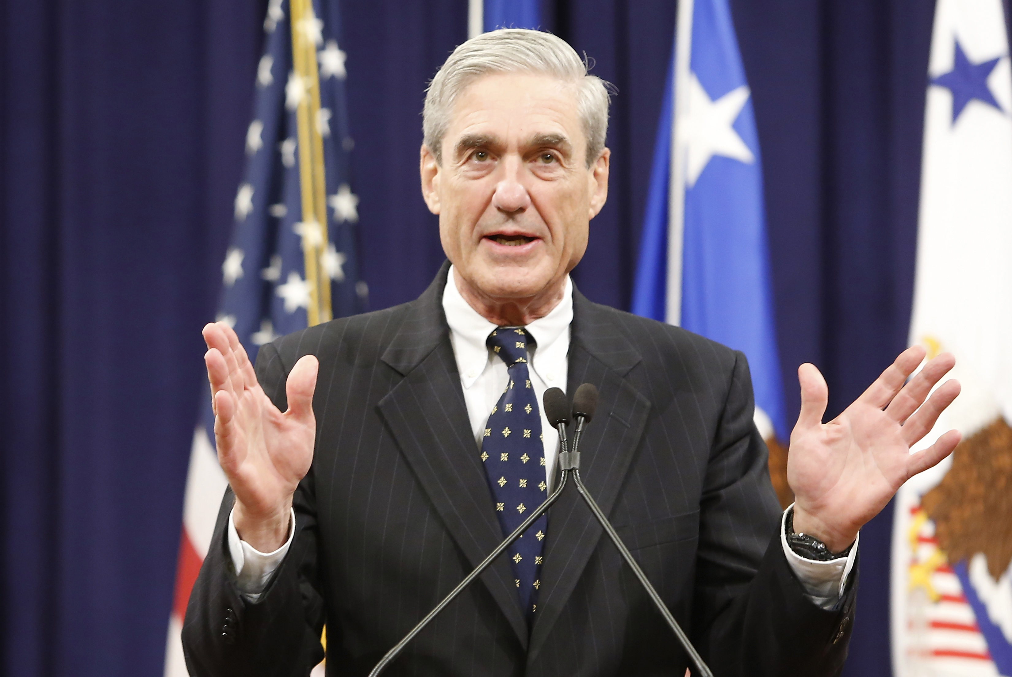 Robert Mueller reacts to applause from the audience during his farewell ceremony at the Justice Department in Washington, August 1, 2013. REUTERS/Jonathan Ernst