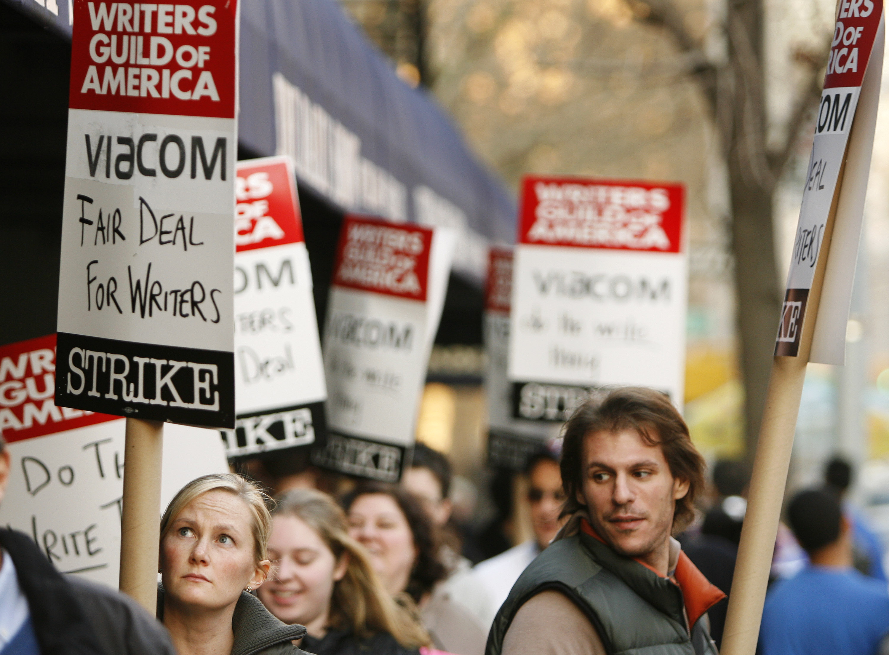 Picketers from the Writers Guild Of America demonstrate in front of the studio where "The Daily Show" is filmed in New York, January 7, 2008. REUTERS/Lucas Jackson