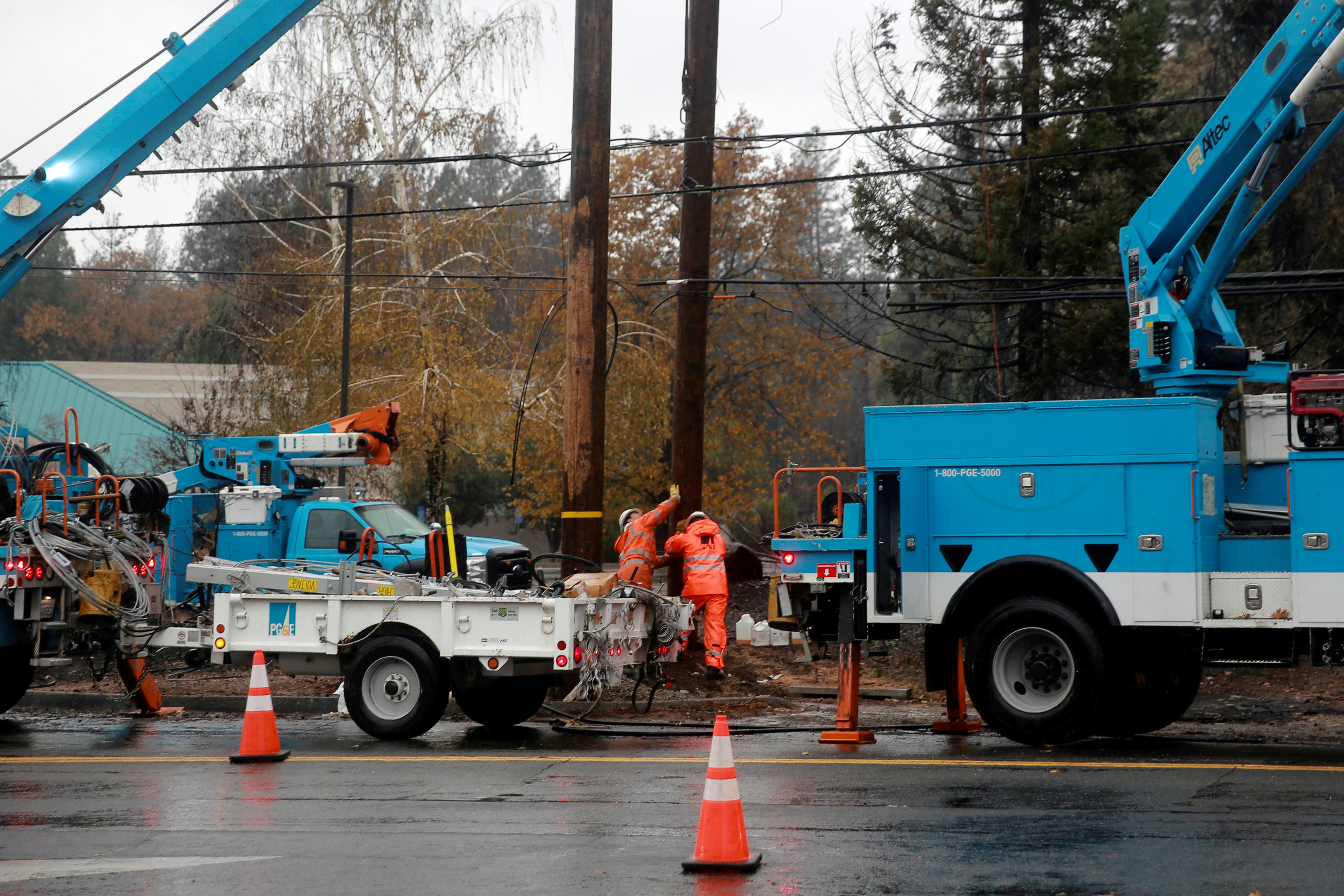 PG&E works on power lines to repair damage caused by the Camp Fire in Paradise, California, U.S. November 21, 2018. REUTERS/Elijah Nouvelage