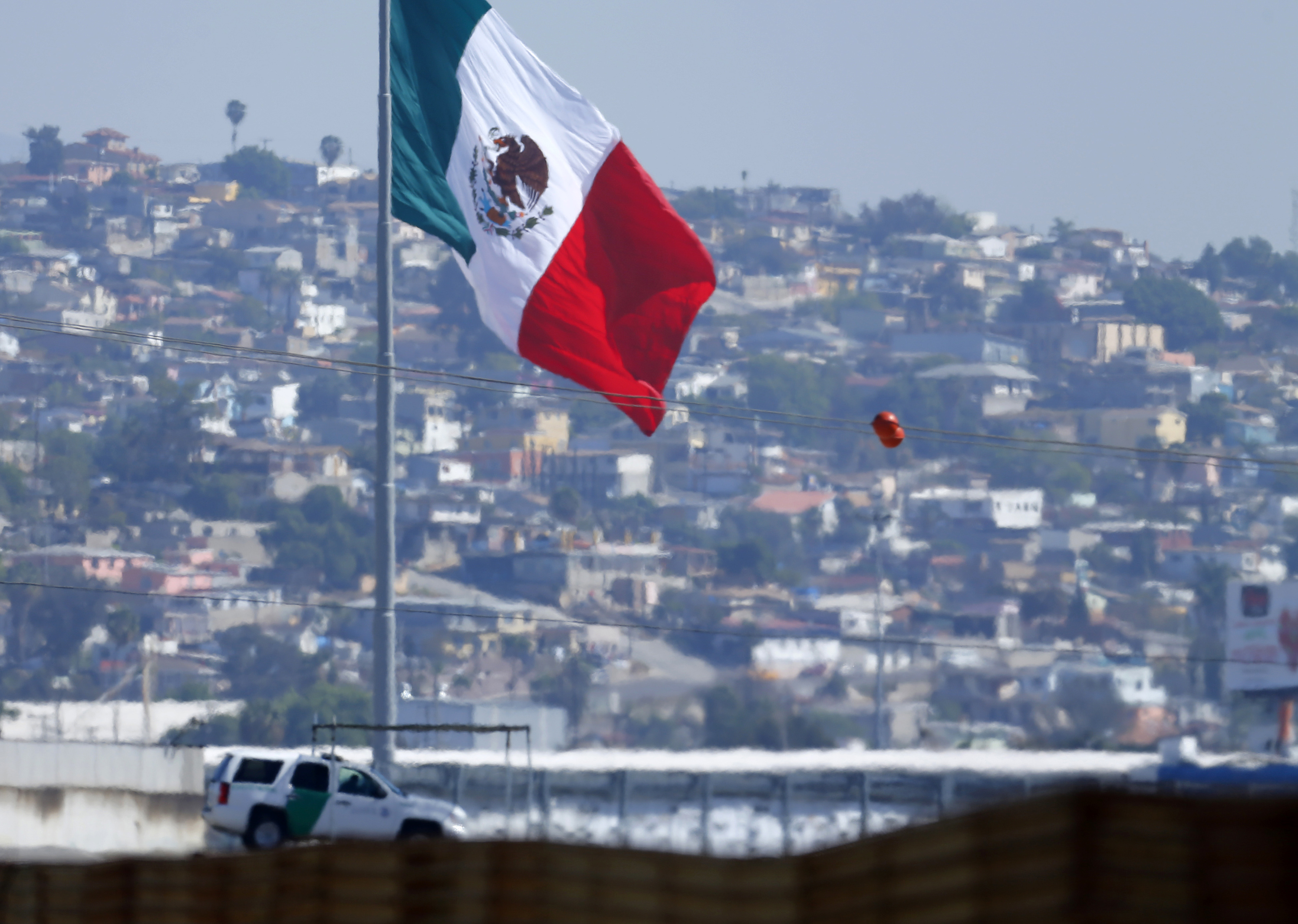 A U.S. border patrol officer sits in his vehicle looking out over Tijuana, Mexico from San Ysidro, California February 25, 2015. REUTERS/Mike Blake