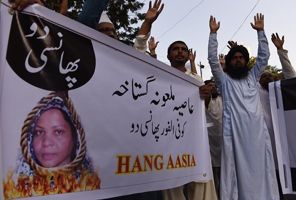 Pakistani protesters shout slogans against Asia Bibi, a Christian woman facing death sentence for blasphemy, at a protest in Karachi on October 13, 2016. (Photo by ASIF HASSAN/AFP/Getty Images)