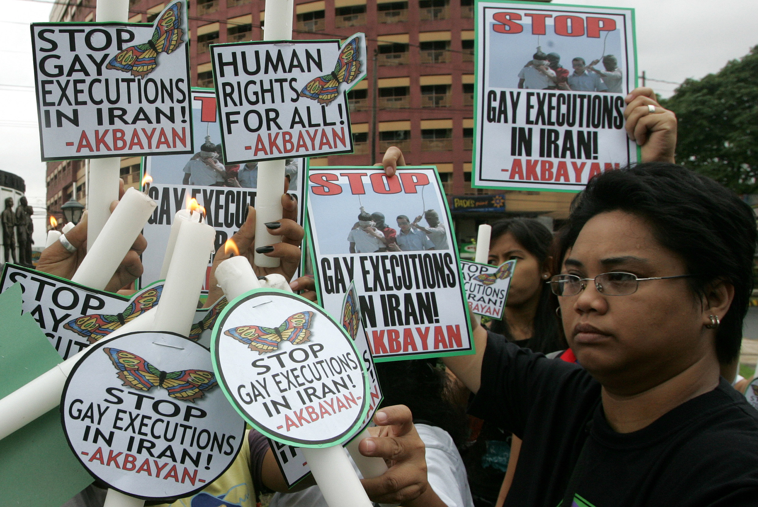 Philippine protesters denounce the reported hanging of two homosexual teenagers in Iran during a protest in Quezon city. Philippine protesters hold candles and placards to denounce the reported hanging of two homosexual teenage boys in Iran during a protest in Quezon city, suburban Manila, August 5, 2005. REUTERS/Romeo Ranoco