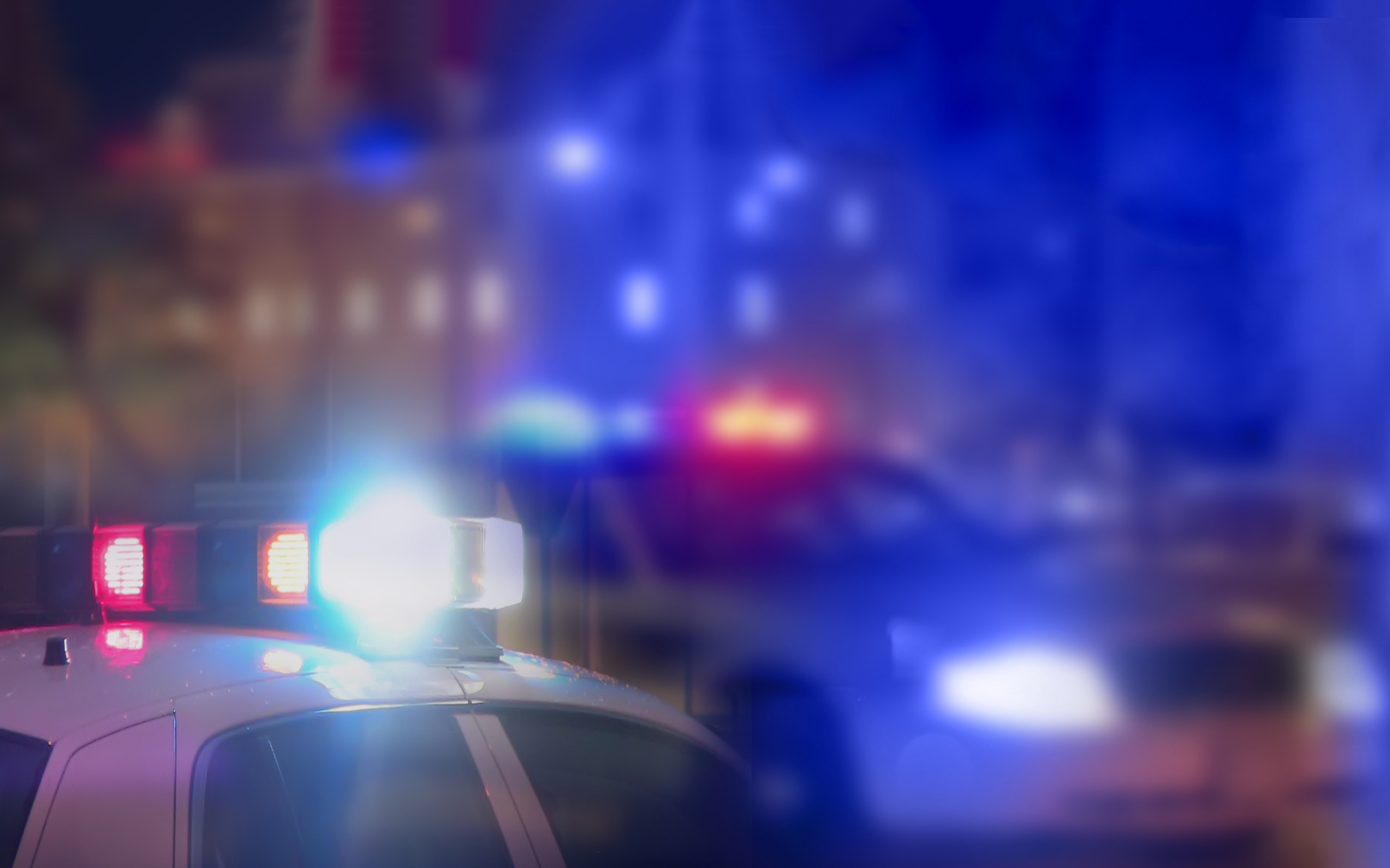 Crime scene with flashing lights (Shutterstock/TheaDesign)