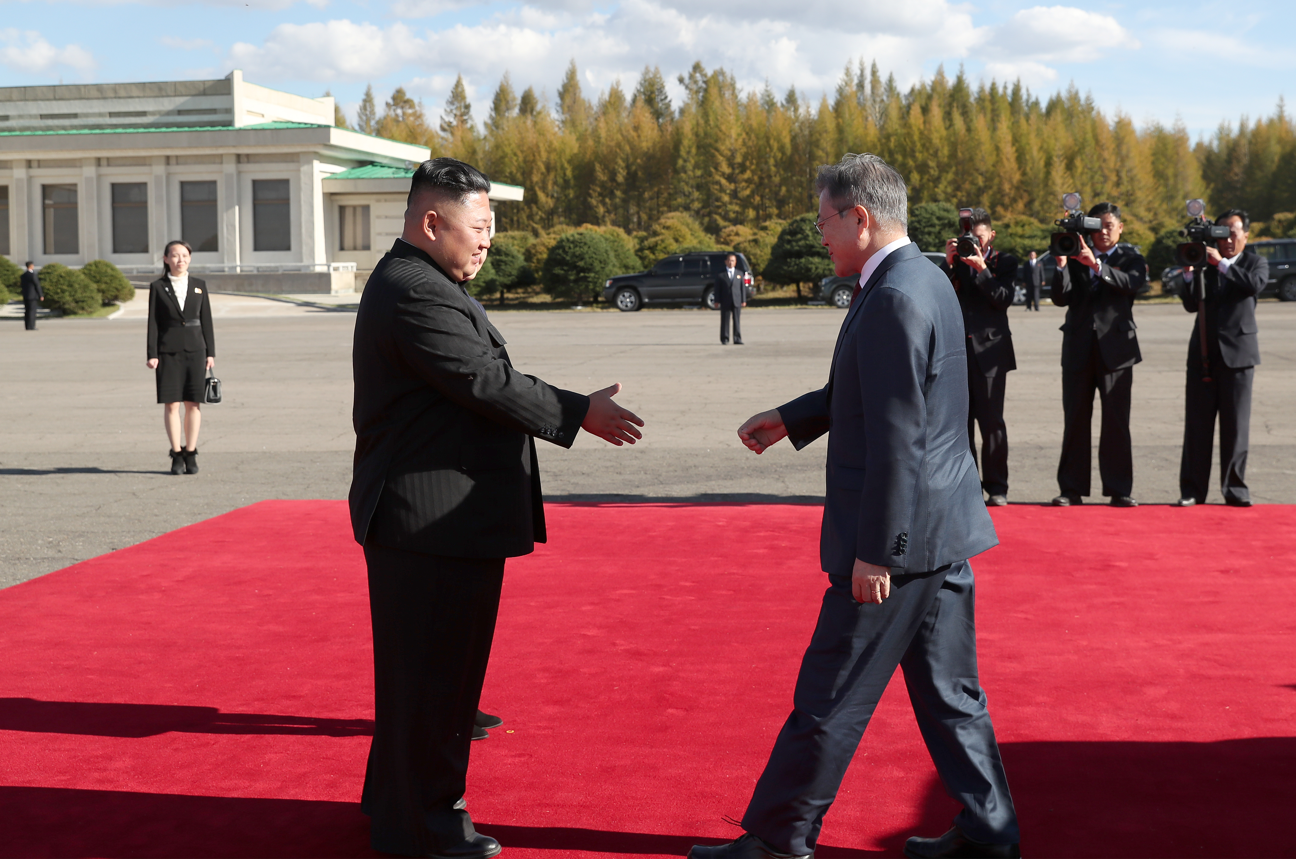 SAMJIYON, NORTH KOREA - SEPTEMBER 20: (EDITORIAL USE ONLY, NO COMMERCIAL USE) North Korea's leader Kim Jong Un (L) bids farewell to South Korean President Moon Jae-in (R) on Moon's departure from North Korea at Samjiyon airport on September 20, 2018 in Samjiyon, North Korea. (Pyeongyang Press Corps/Pool/Getty Images)