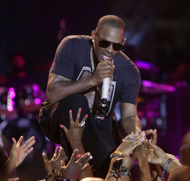 Singer R. Kelly reaches out to fans as he performs during the Red Light Concert series at the Hasely Crawford Stadium in Port-of-Spain, November 2, 2013. Picture taken November 2, 2013. REUTERS/Andrea De Silva