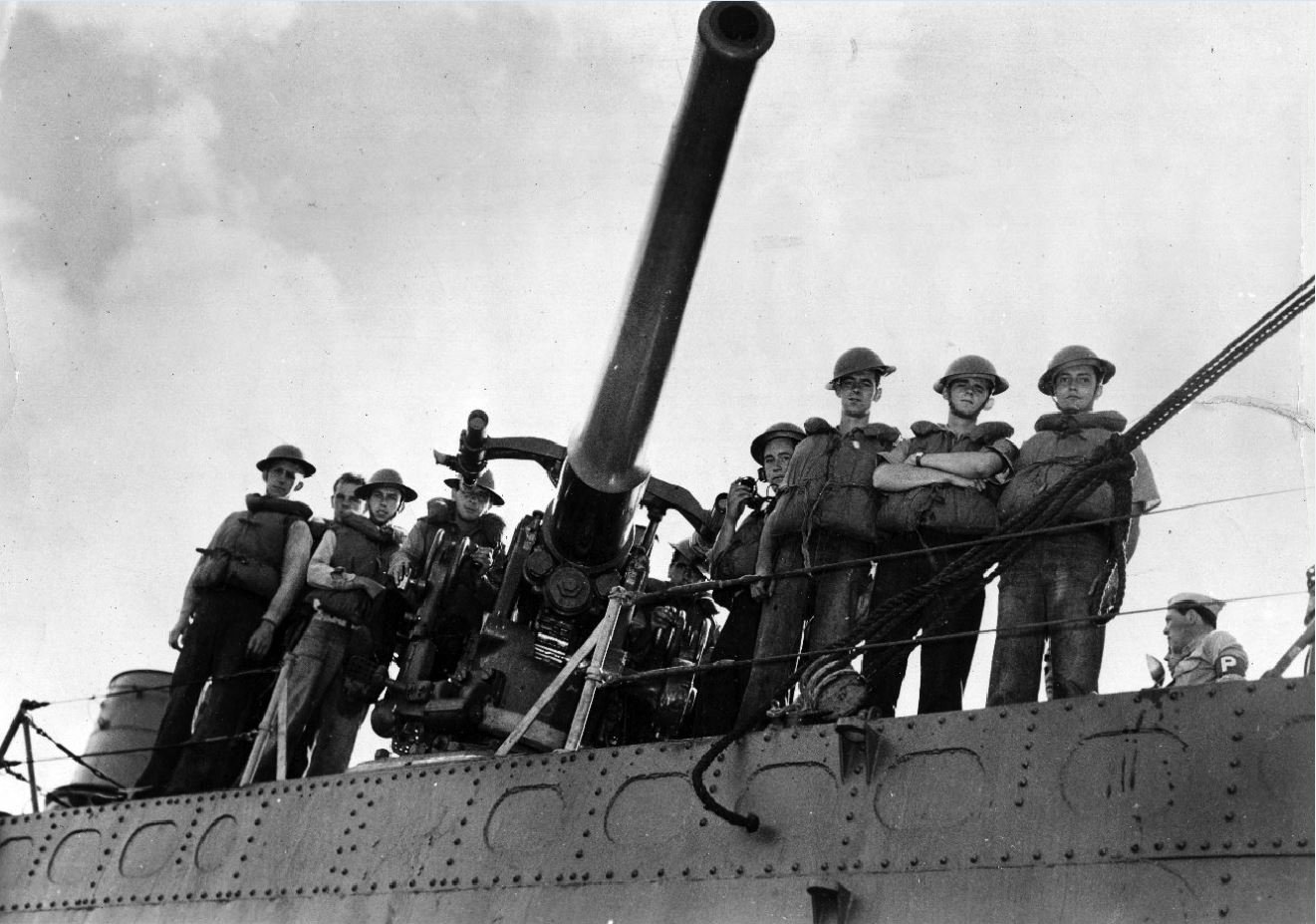 The gun crew of the starboard midship’s 4-inch gun of the USS Ward (DD-139), which sank a Japanese midget submarine outside of Pearl Harbor on December 7, 1941, before the Japanese started their air attack. NHHC photo.