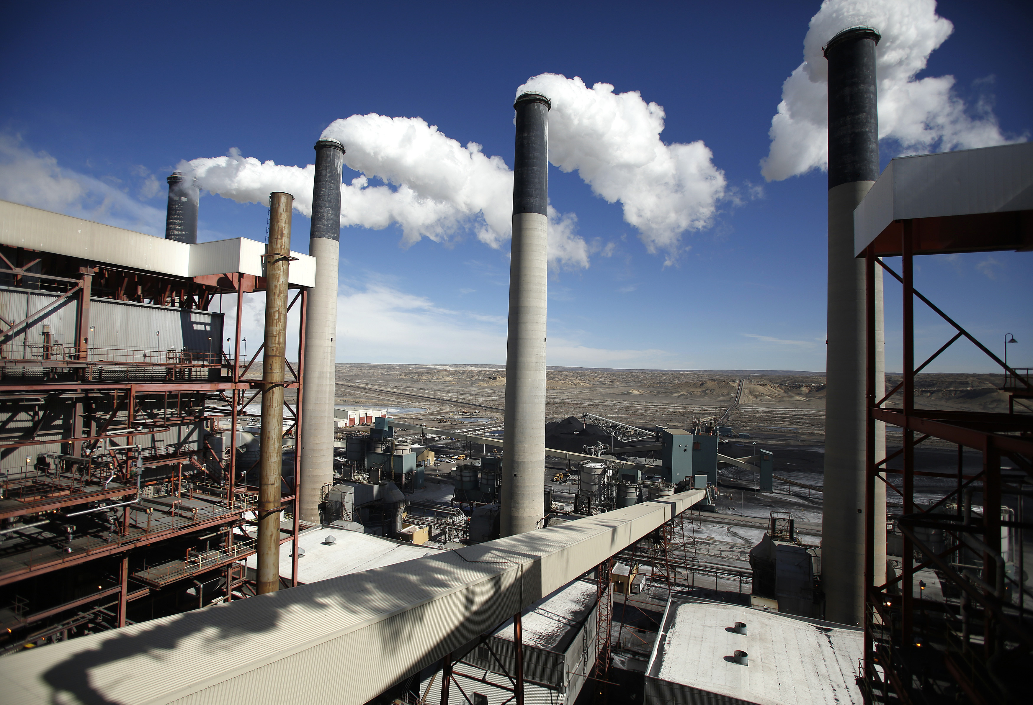 Steam rises from the stakes of the coal-fired Jim Bridger Power Plant supplied by the neighboring Jim Bridger mine that is owned by energy firm PacifiCorp and the Idaho Power Company, outside Point of the Rocks, Wyoming, March 14, 2014. REUTERS/Jim Urquhart